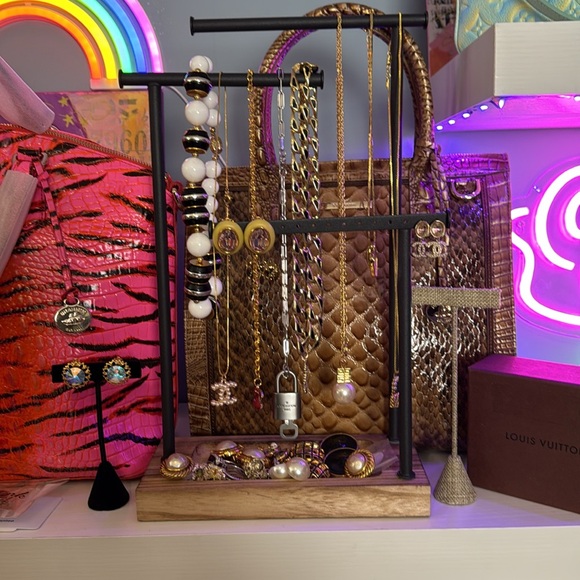 POP UP LIVES EST, PLEASE FOLLOW FOR MY LUX & YOURS ~ Share Show . 🤍POST NOW🤍 - Picture 5 of 9